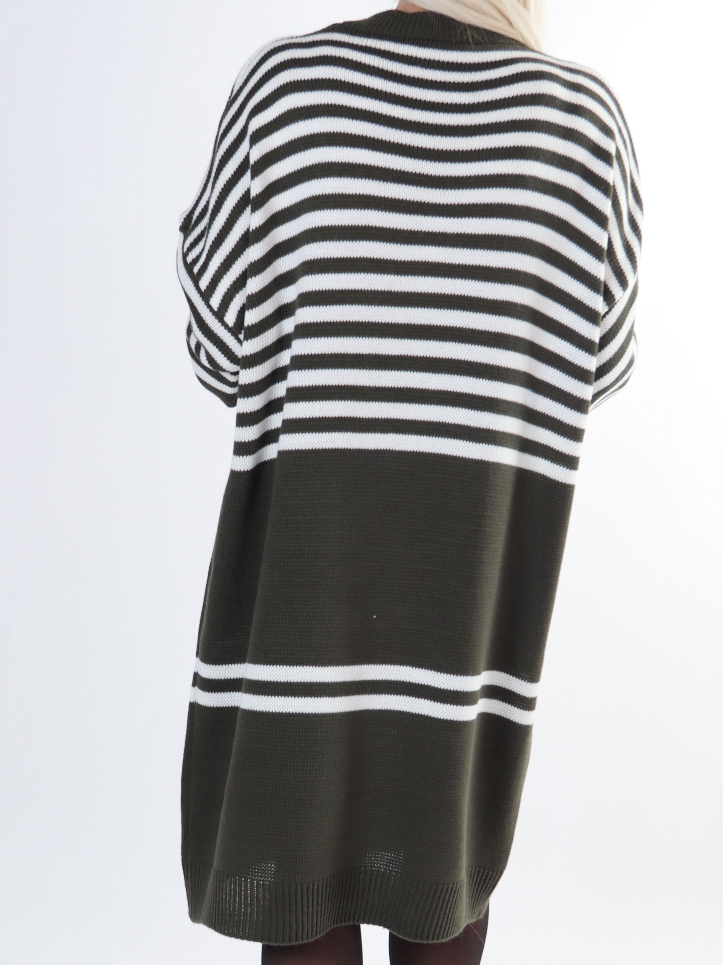 Julietta - Plus size strikkjole med striber